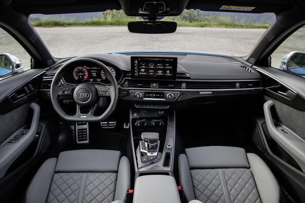 Огляд спорт-седана Audi S4 п'ятого покоління Фото 5