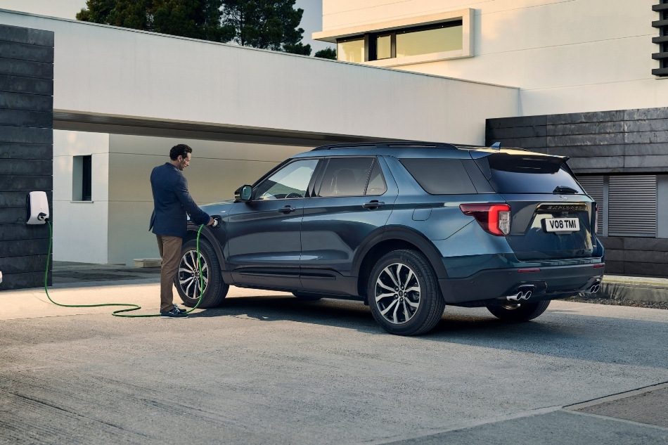 Ford Explorer Hybrid: економічний компроміс у світі великих кросоверів