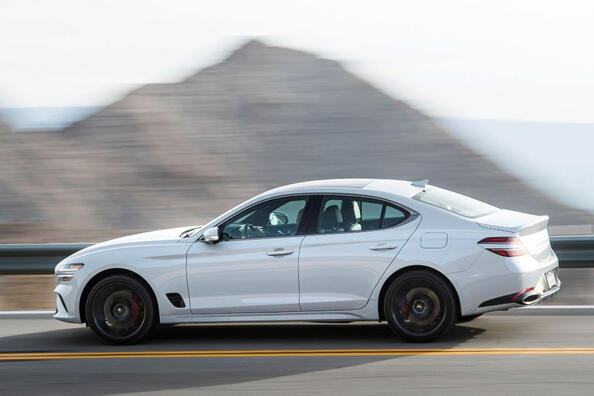 Genesis G70: оновлений середньорозмірний преміальний седан Фото 4