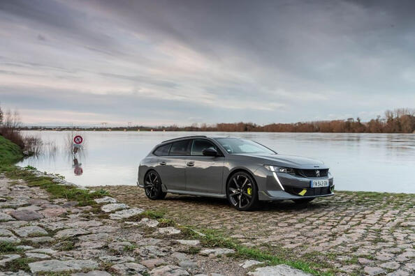 Огляд 360-сильного гібридного універсала Peugeot 508 SW PSE Фото 1