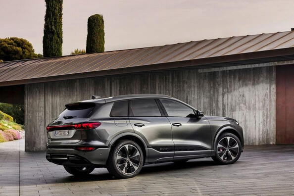 Огляд нового електричного кросовера Audi SQ6 e-tron 2024 Фото 5