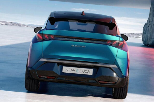 Огляд електричного кросовера Peugeot e-3008 Фото 4