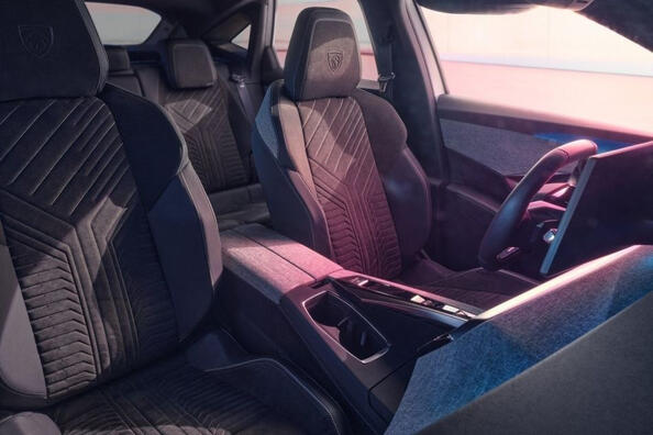 Огляд електричного кросовера Peugeot e-3008 Фото 6