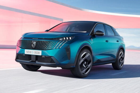 Огляд електричного кросовера Peugeot e-3008 Фото 2
