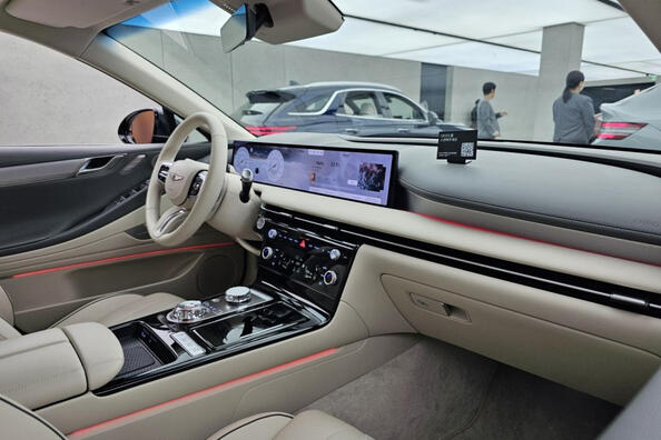Огляд Genesis G80 2023: оновлений корейський преміум-седан став ще яскравішим Фото 5