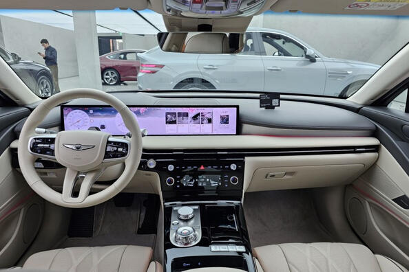 Огляд Genesis G80 2023: оновлений корейський преміум-седан став ще яскравішим Фото 6