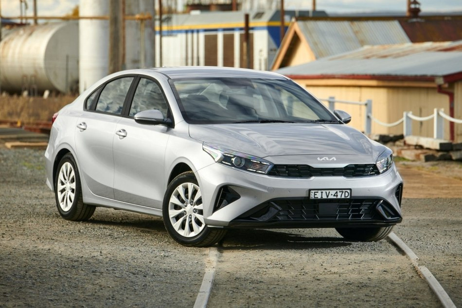Огляд стильного та практичного седана для міста KIA Cerato