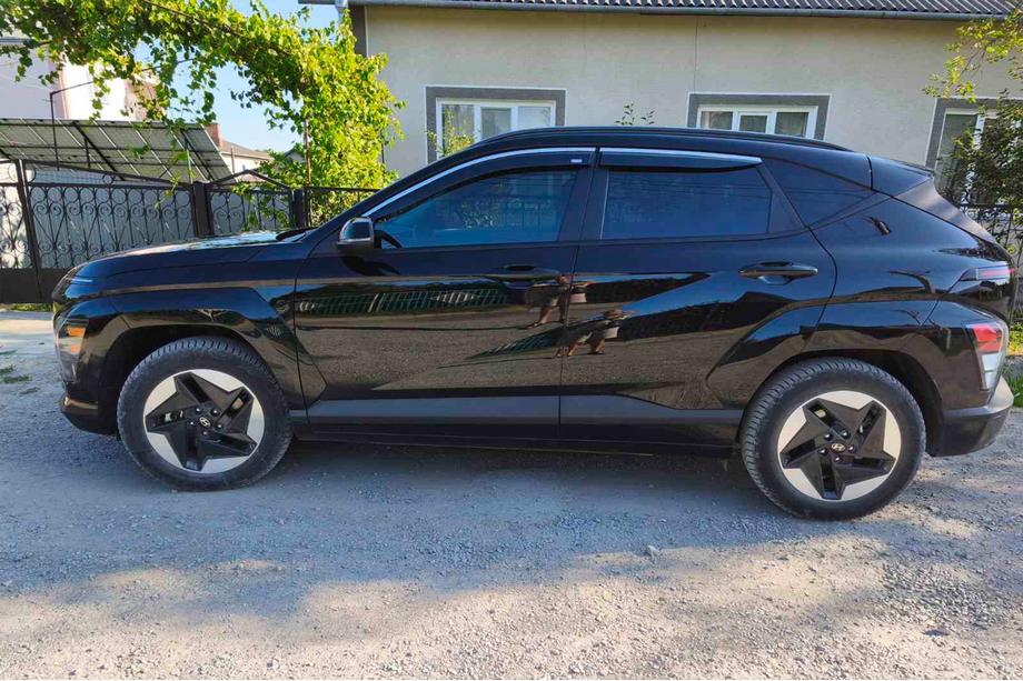 Hyundai Kona 2023- рр. Вітровики з хромованим молдингом (4 шт, Niken) Фото 5