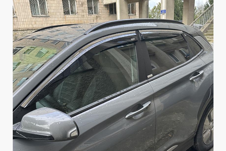 Hyundai Kona 2023- рр. Вітровики з хромованим молдингом (4 шт, Niken) Фото 2