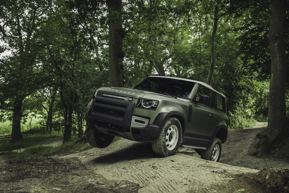 Land Rover Defender 90: огляд тридверного позашляховика