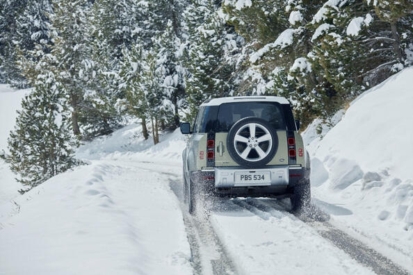 Land Rover Defender 90: огляд тридверного позашляховика Фото 5