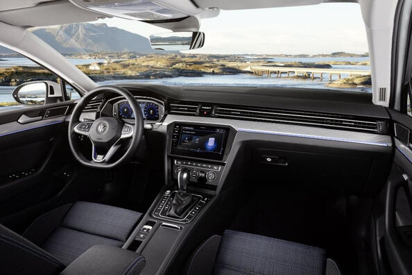 Volkswagen Passat GTE: огляд гібридного седана Фото 5