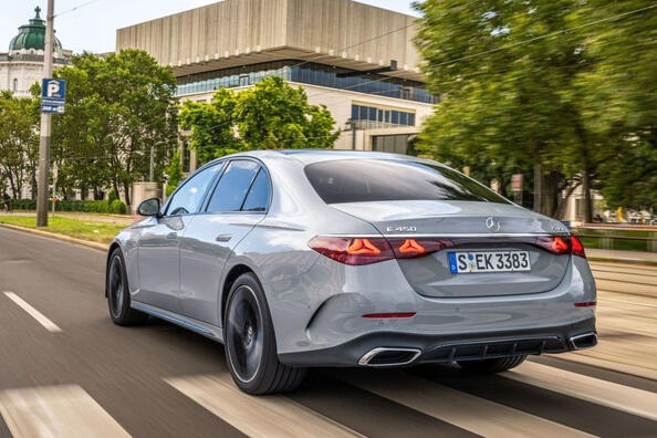 Огляд Mercedes-Benz E-Class 2023: новий вимір розкоші Фото 4
