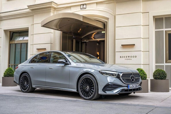 Огляд Mercedes-Benz E-Class 2023: новий вимір розкоші Фото 3