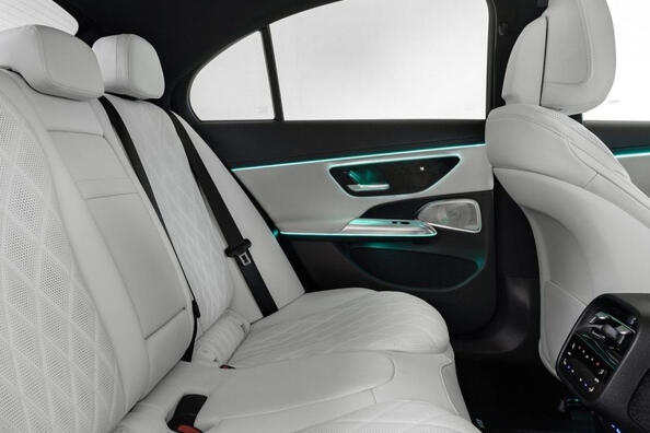 Огляд Mercedes-Benz E-Class 2023: новий вимір розкоші Фото 7