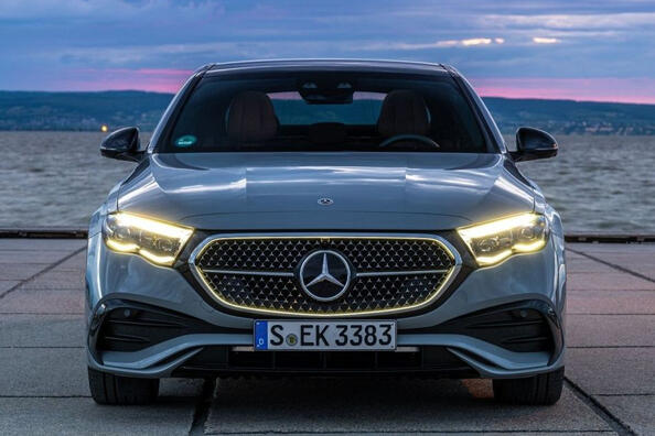 Огляд Mercedes-Benz E-Class 2023: новий вимір розкоші Фото 1