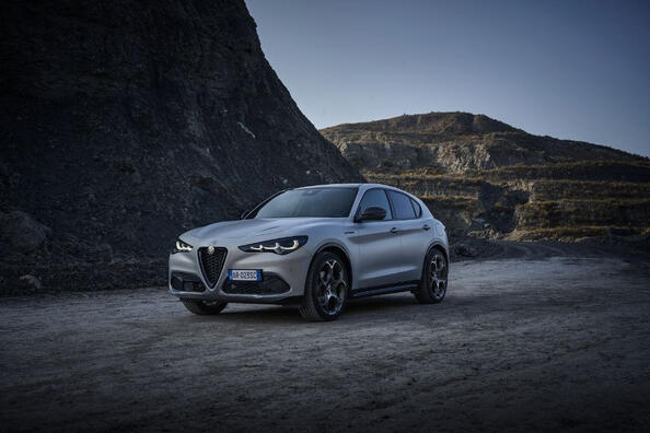 Огляд оновленого італійського кросовера Alfa Romeo Stelvio Фото 1