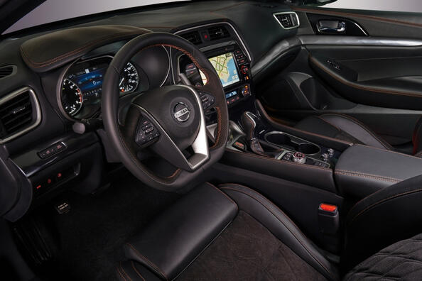 Огляд комфортного та елегантного седана Nissan Maxima Фото 5