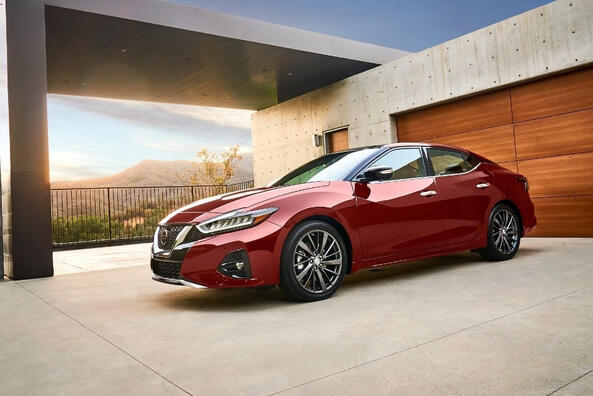 Огляд комфортного та елегантного седана Nissan Maxima Фото 1