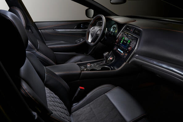 Огляд комфортного та елегантного седана Nissan Maxima Фото 6