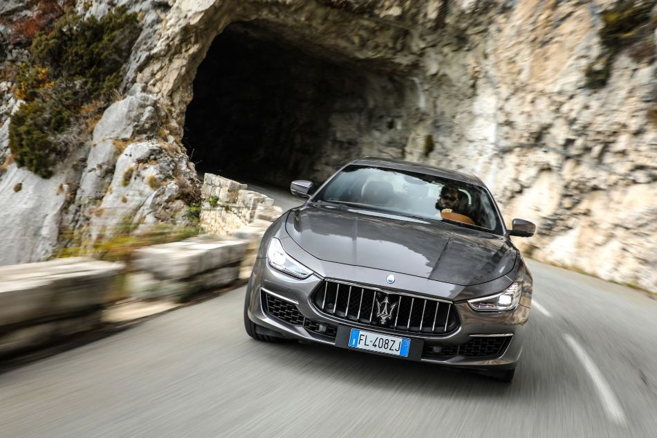 Огляд високопродуктивного італійського седана Maserati Ghibli