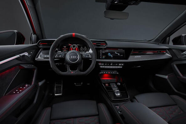 Огляд Audi RS 3 Sportback: потужний і спортивний хетчбек Фото 5