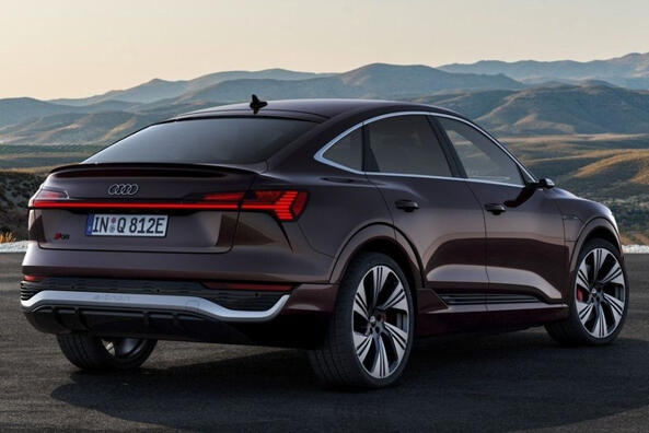 Огляд високопродуктивного електричного кросовера Audi Q8 Sportback e-tron Фото 5
