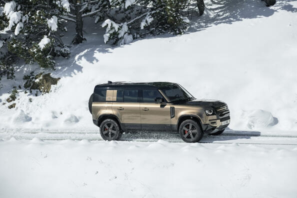 Огляд великорозмірного потужного позашляховика Land Rover Defender 110 Фото 3