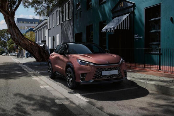 Огляд Lexus LBX: елегантний і технологічний компактний кросовер Фото 4