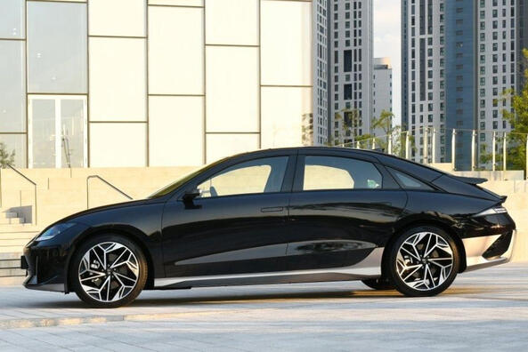 Огляд електричного седана Hyundai IONIQ 6 Фото 5