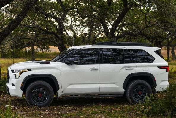 Огляд Toyota Sequoia 2022: третє покоління позашляховика Фото 4