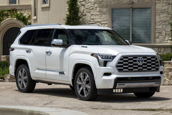 Огляд Toyota Sequoia 2022: третє покоління позашляховика Фото 2