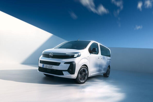 Огляд електричного мінівена Opel Zafira Electric 2024 Фото 2
