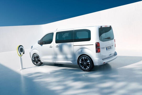 Огляд електричного мінівена Opel Zafira Electric 2024 Фото 3