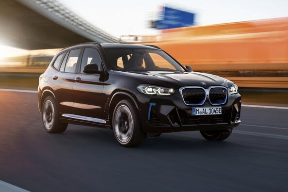 BMW iX3 2021: детальний огляд оновленого електричного кросовера Фото 4