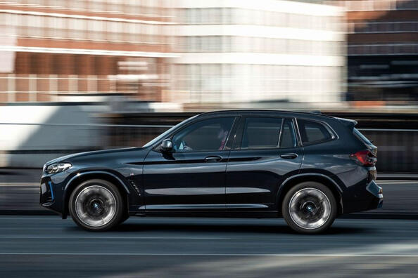 BMW iX3 2021: детальний огляд оновленого електричного кросовера Фото 2