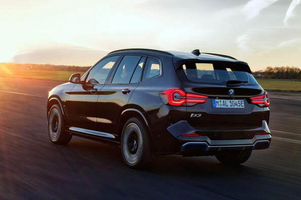 BMW iX3 2021: детальний огляд оновленого електричного кросовера Фото 3