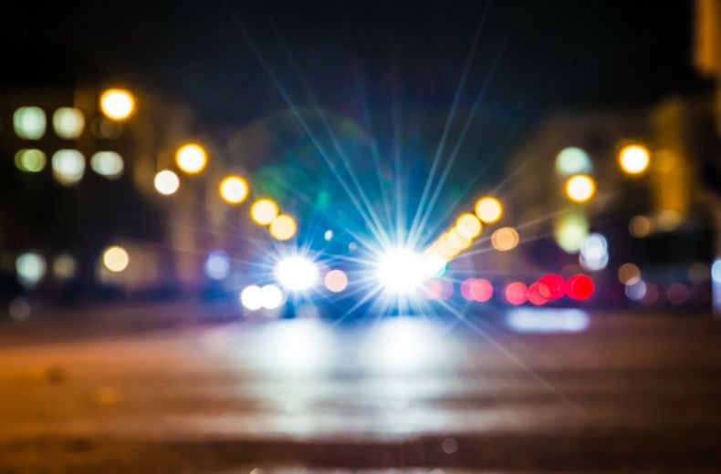 Чому одна фара автомобіля світить яскравіше за іншу: причини та що робити