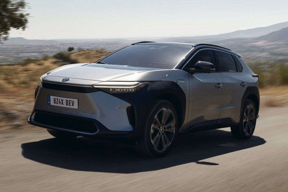 Огляд Toyota bZ4X: новий погляд на електромобільність