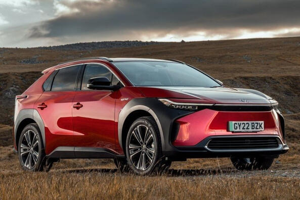 Огляд Toyota bZ4X: новий погляд на електромобільність Фото 2