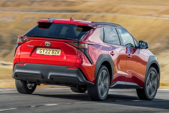 Огляд Toyota bZ4X: новий погляд на електромобільність Фото 4