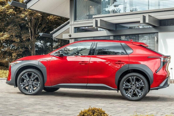 Огляд Toyota bZ4X: новий погляд на електромобільність Фото 3