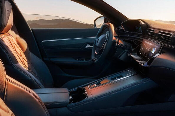 Оновлений Peugeot 508 2023: стильний французький седан Фото 6