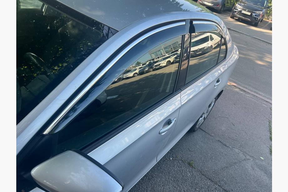 Skoda Rapid 2012-2019 рр. Вітровики з хромованим молдингом Niken Luxury (4 шт) Image