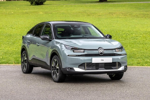 Огляд електричного хетчбека Citroen e-C4 2024
