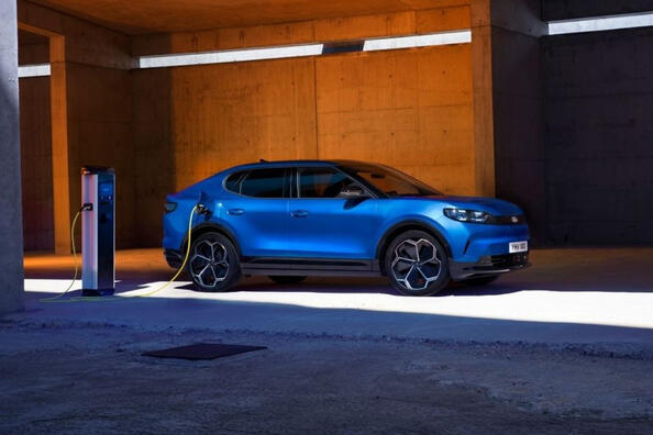 Огляд Ford Capri 2024: відродження легенди в електричному вигляді Фото 3