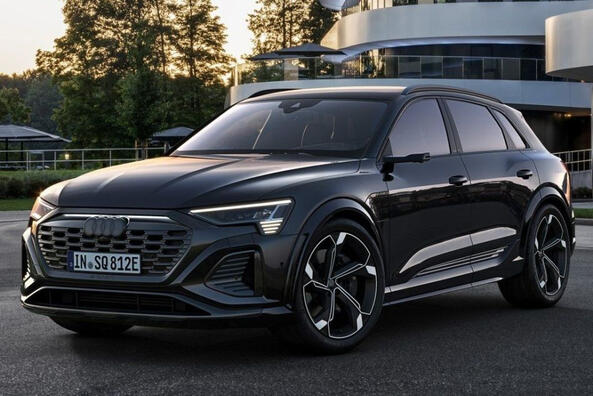 Огляд електричного спортивного кросовера Audi SQ8 e-tron Фото 1