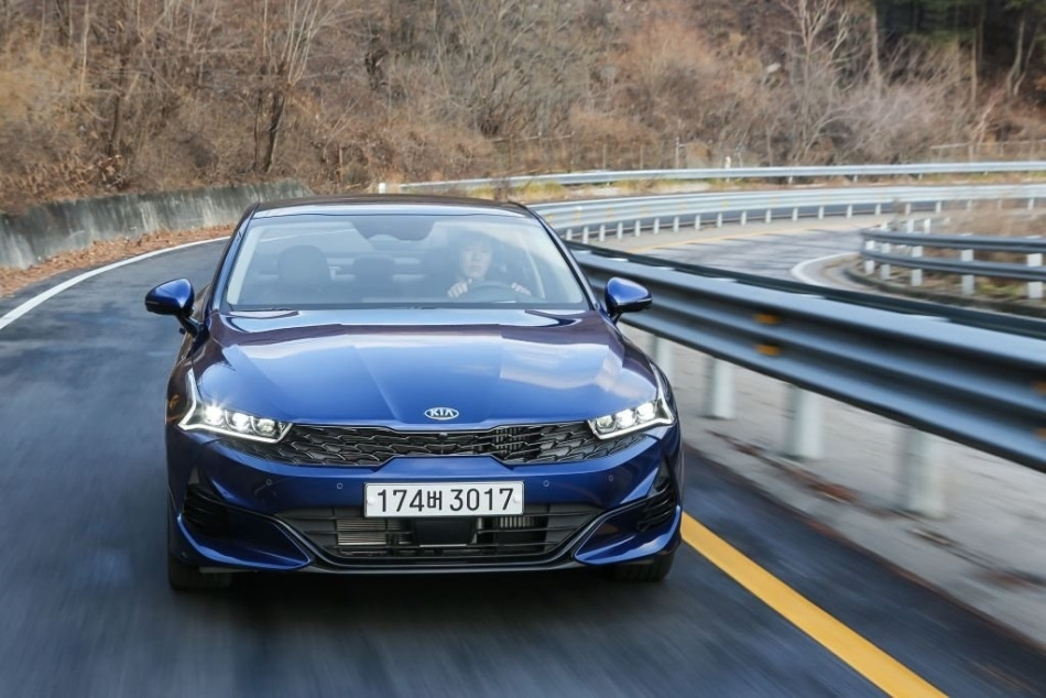 Огляд Kia K5 п'ятого покоління: стиль і технології
