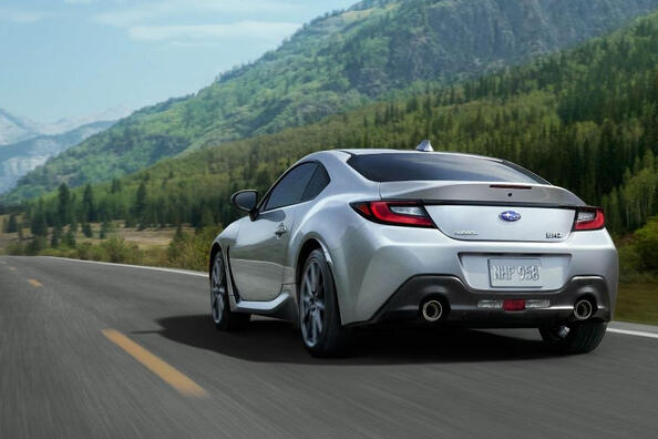Subaru BRZ II покоління: спортивне купе для справжніх шанувальників Фото 3