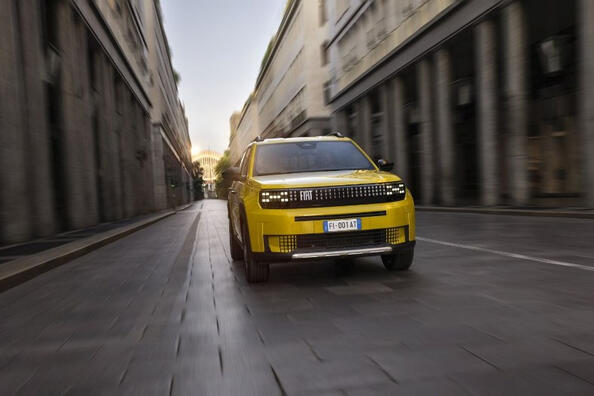 Огляд компактного міського електромобіля Fiat Grande Panda Electric Фото 1